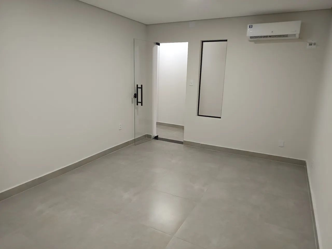 //Alugo Sala comercial climatizada na Praça 14