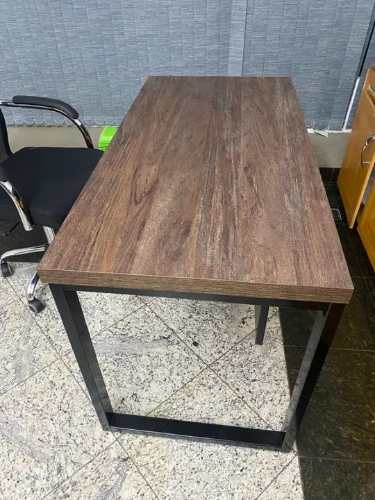 Mesa de Escritório em Madeira com Pernas de Aço