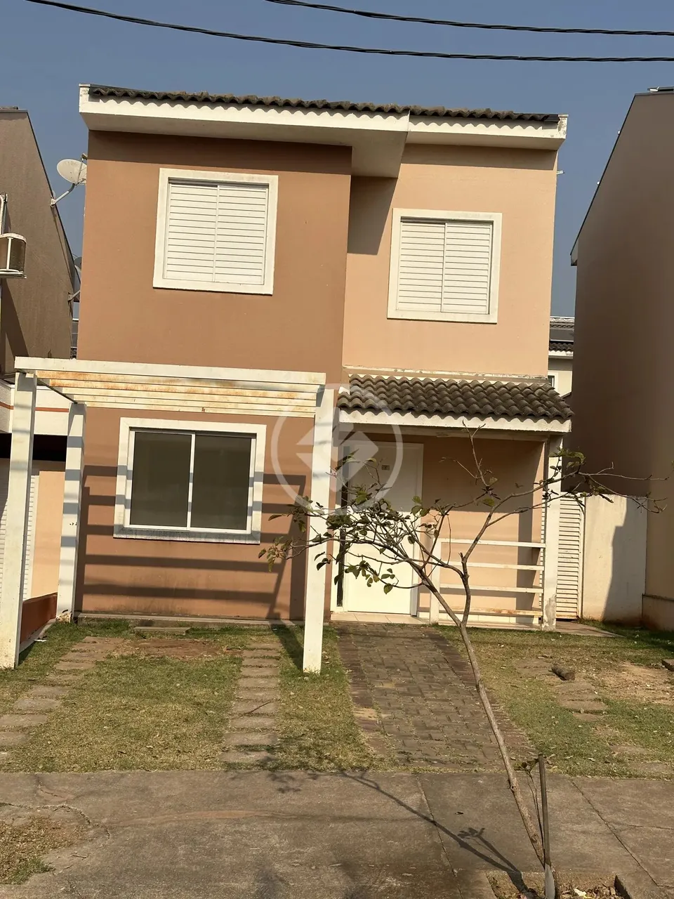 Casa em condomínio fechado com - 3 quartos, sendo 1 suíte - lavabo - sala de TV - sala de