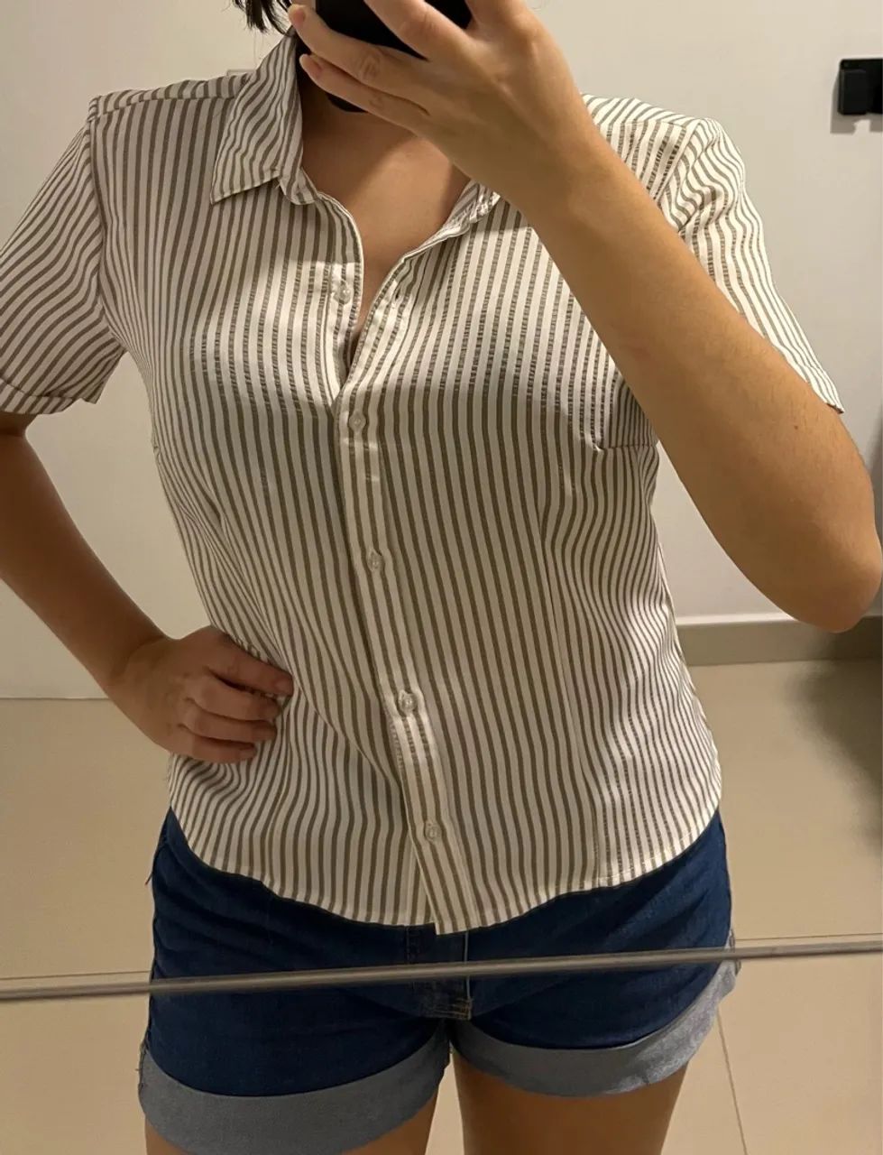 Camisa listrada branca e bege