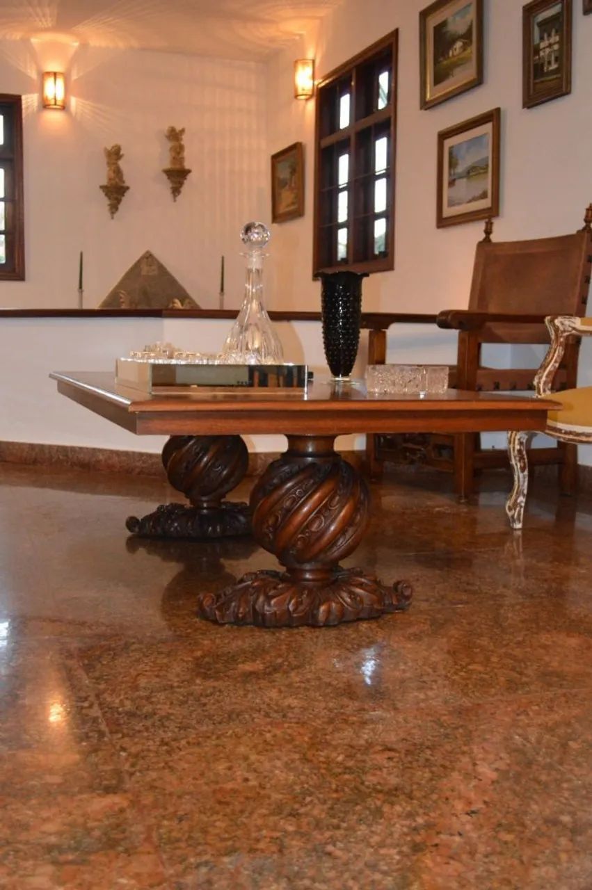 Mesa de centro entalhada em madeira cerejeira 