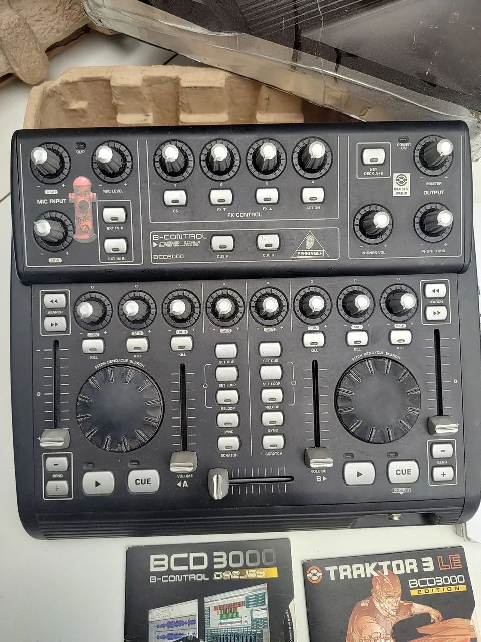 Mesa de DJ Behringer BCD3000 - Traktor LE - Foto 5