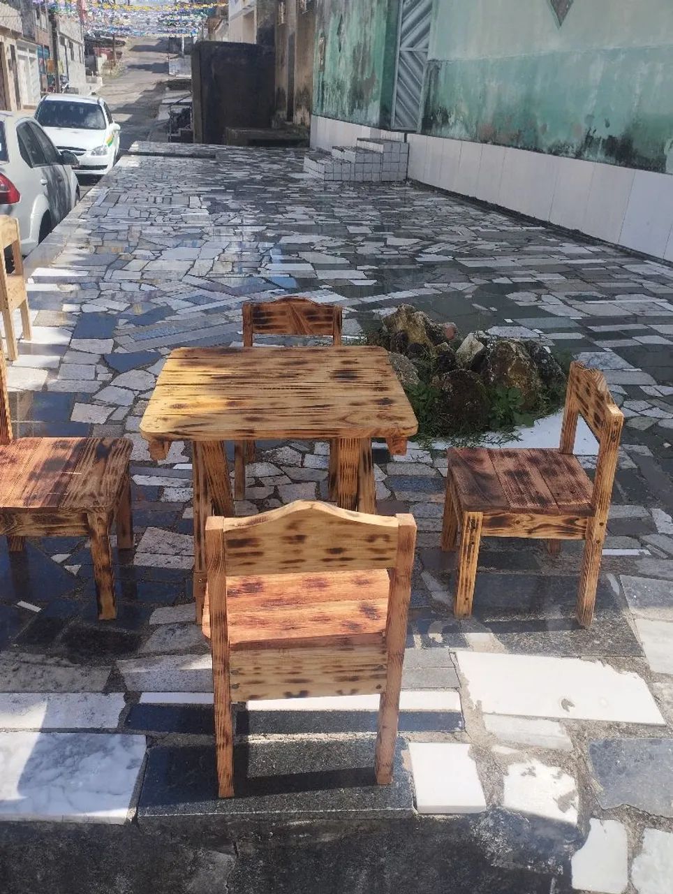 Conjunto de mesa e cadeiras de madeira rústica infantil - Foto 2