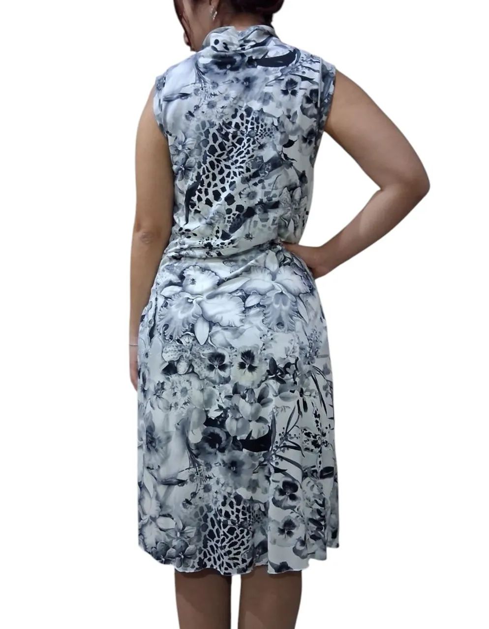 Vestido floral branco e cinza - Foto 3