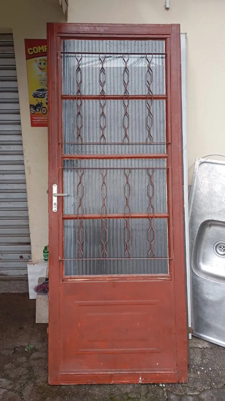 Porta de aço com grade e vidro