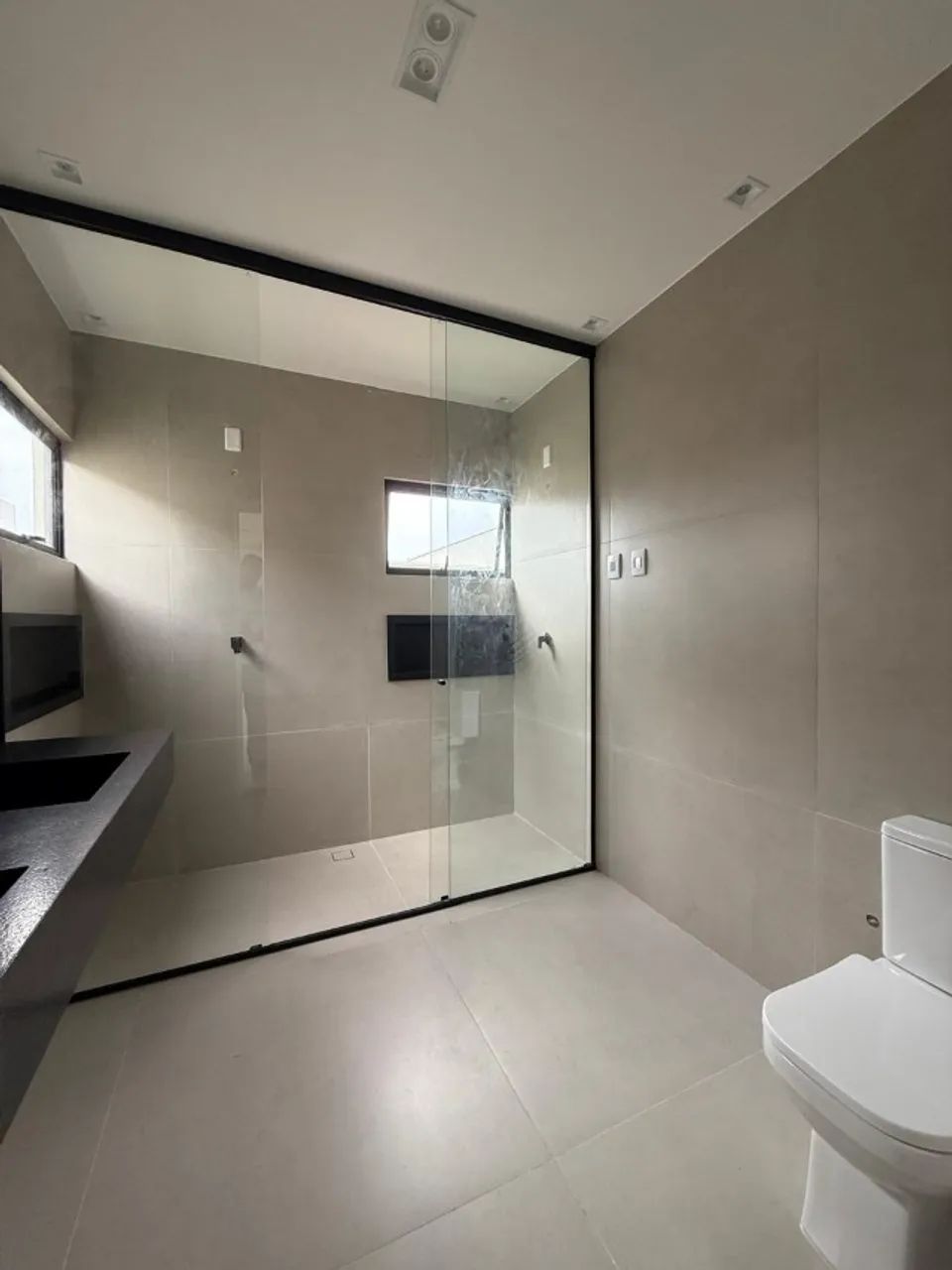 Jardins Amsterdã - Casa Térrea 4/4 sendo 4 suítes de 260 m², 4 vagas por 1.300.000,00 - Foto 5