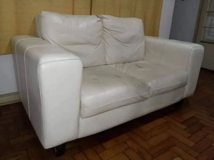 Sofá da Tok Stok de Couro Legítimo Branco 2 Lugares Amplos Leia o Anúncio 