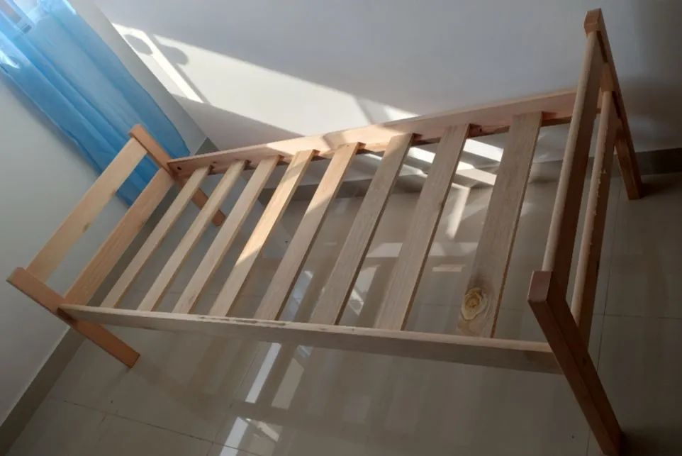 Cama de solteiro de Madeira