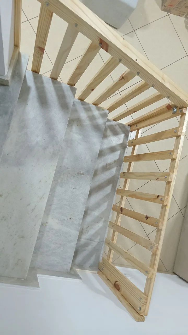 Portãozinho de proteção para escada em madeira - Foto 4