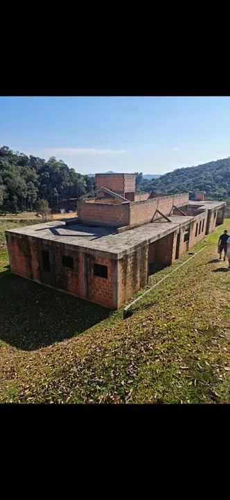 TERRENO COM CASA EM CONTRUÇÃO. TERRENO 3.000 METROS QUADRADOS. OTIMA LOCALIZAÇÃO.