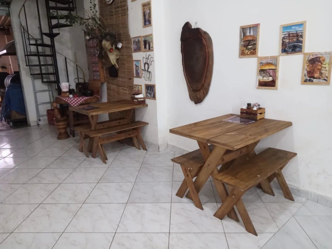 Mesa e bancos de madeira para comércio - Foto 2