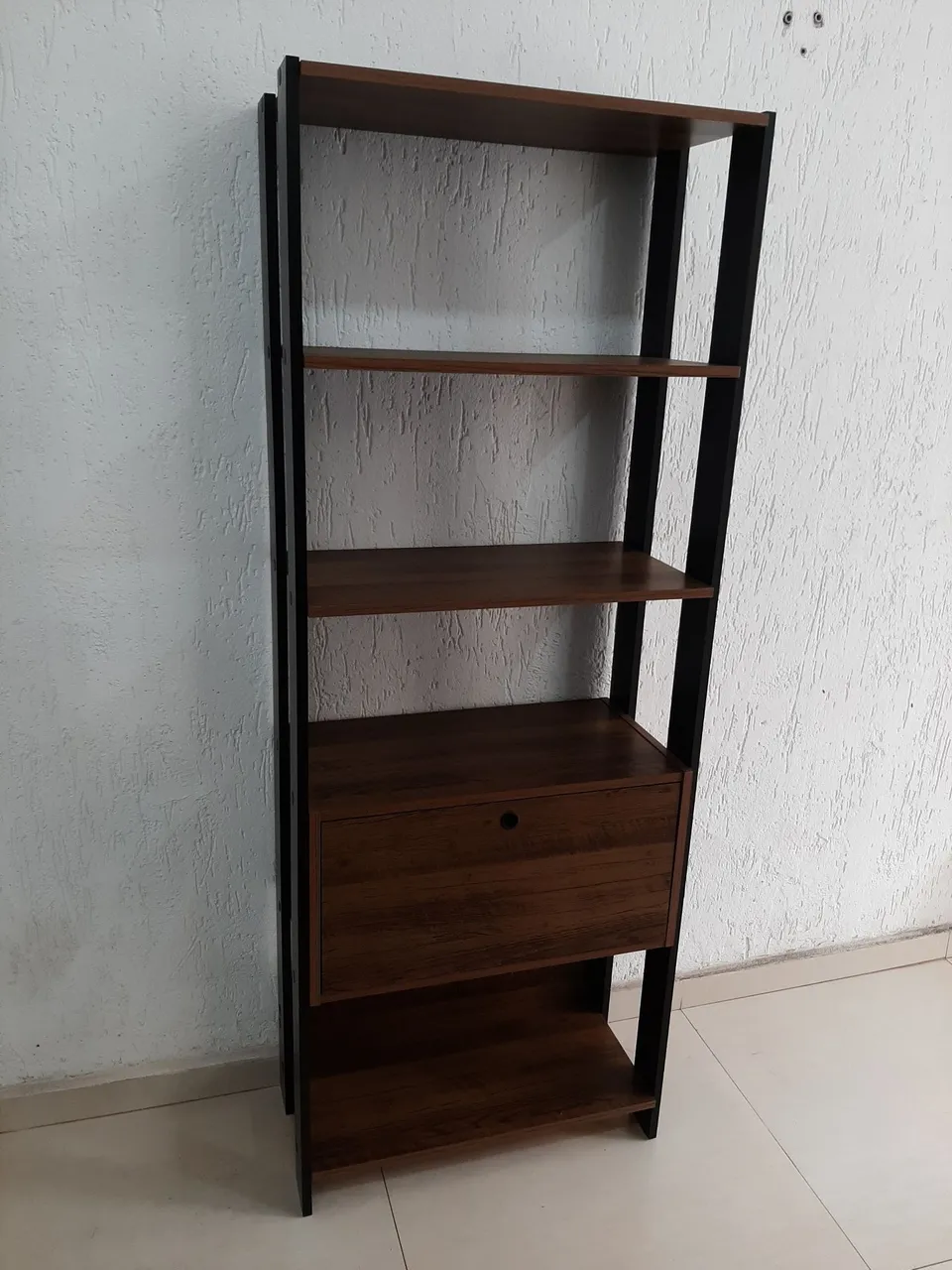 Estante com 4 prateleiras e um basculante.