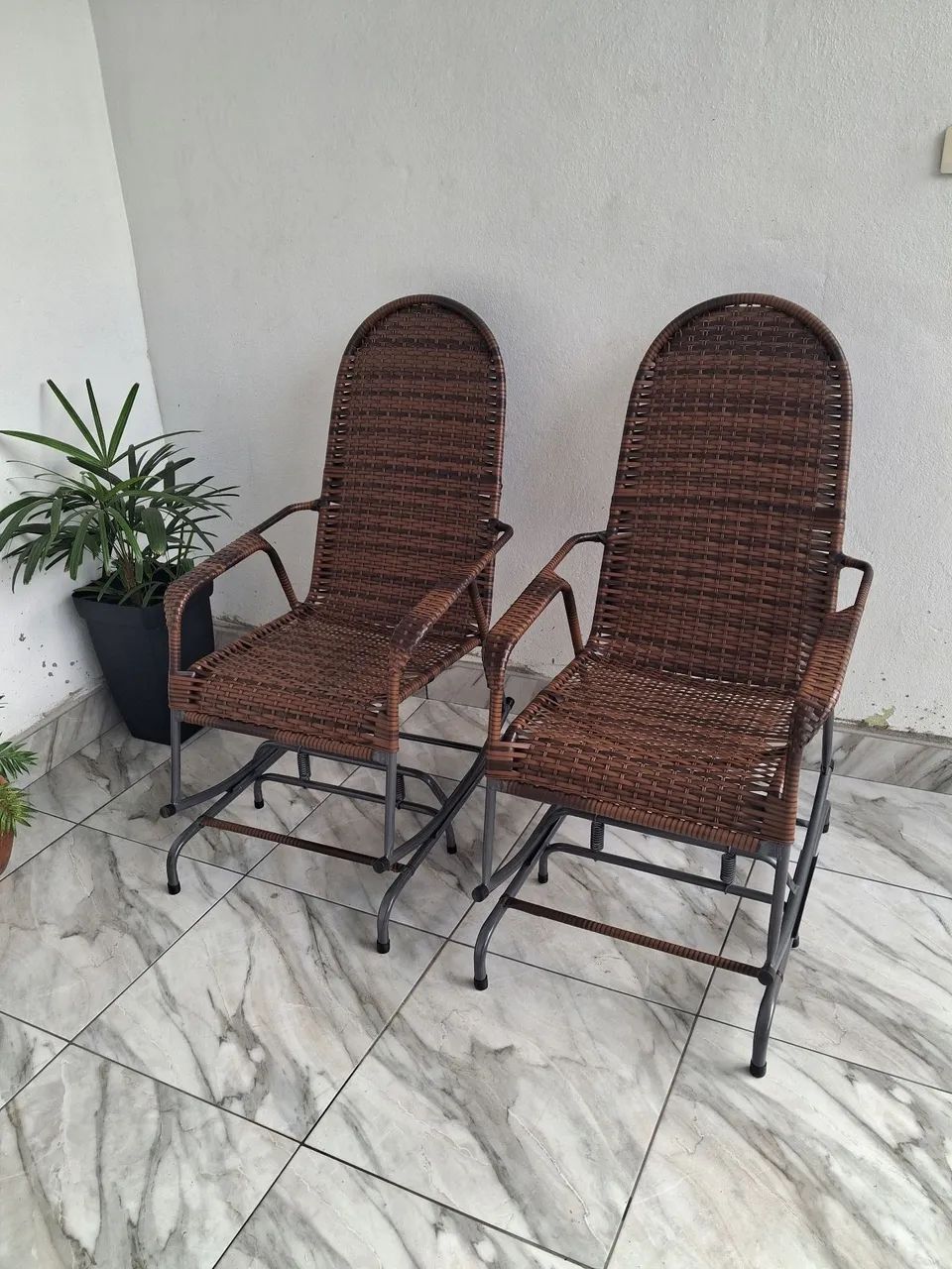 Cadeiras de balanço em vime para área externa