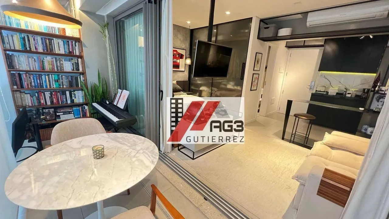 Studio completamente mobiliado com estrutura de hotel, varanda e vaga de garagem ao lado d