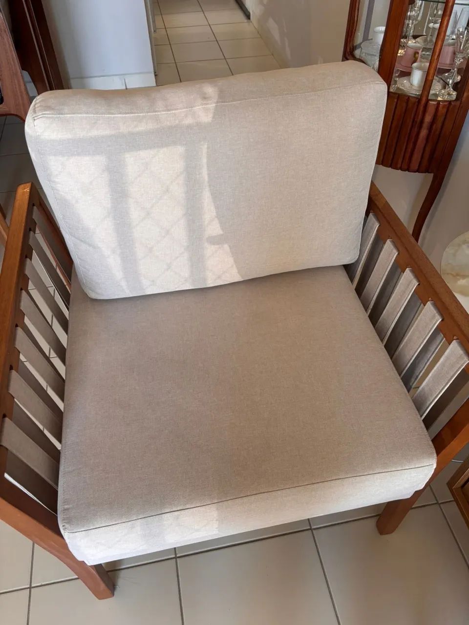 Poltrona em linho 64717835043713121