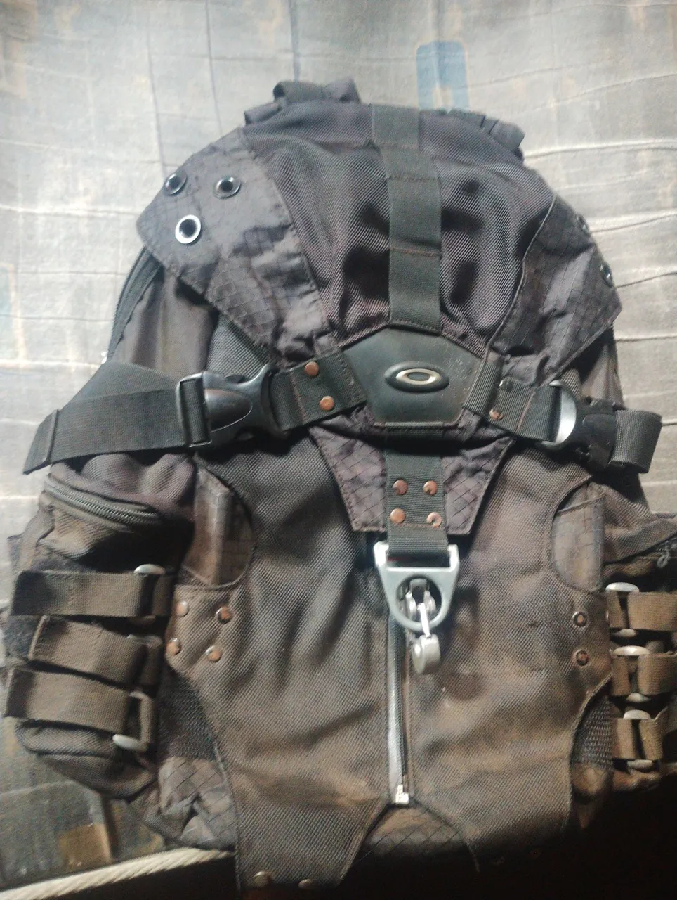 Mochila Oakley Tática - Design Robusto e Funcional