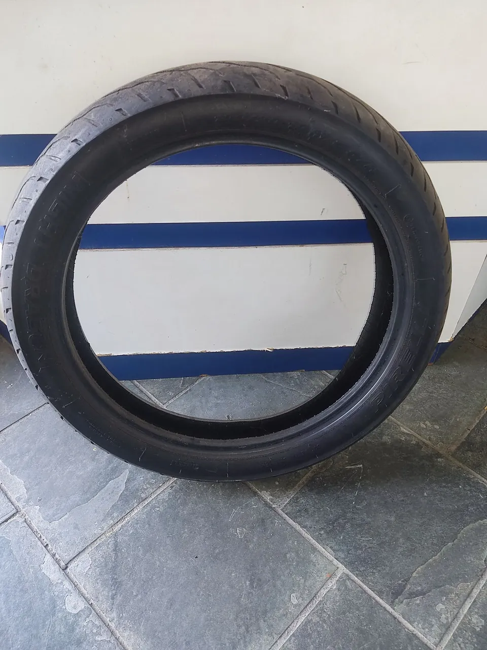 Pneu dianteiro Harley Pirelli 100/90/18