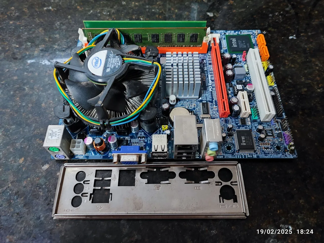 Placa-Mãe LGA 775 DDR3 (KIT)