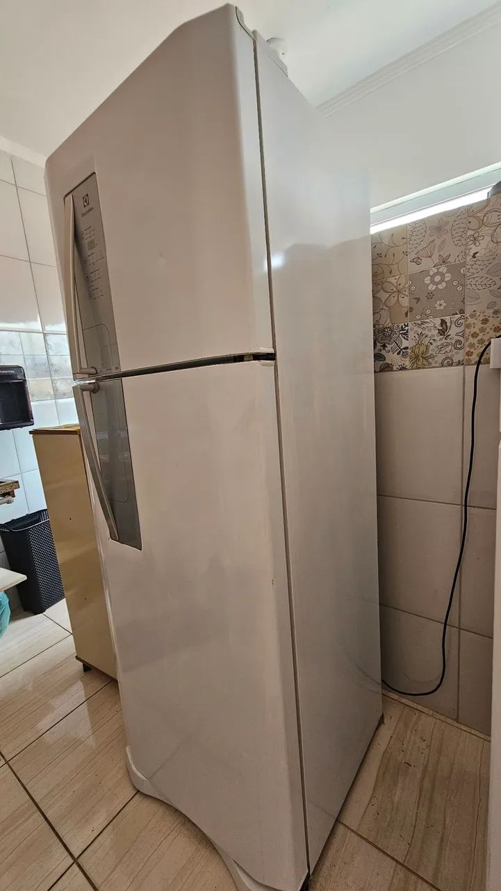 Geladeira Electrolux 220v Com defeito simples. - Foto 2