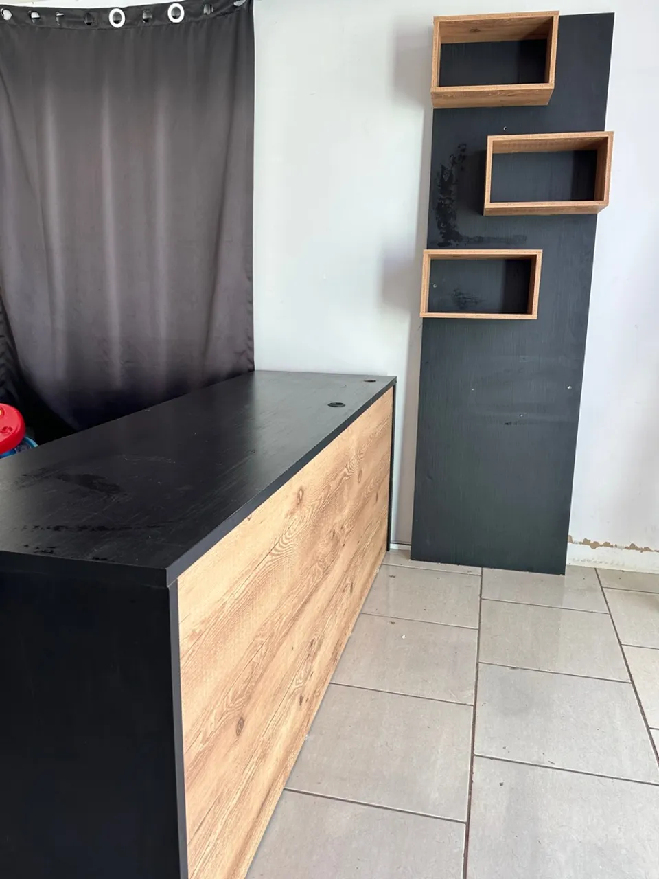 Mesa de madeira com tampo preto e nichos