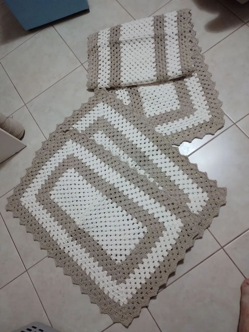 Tapetes jogos de cozinha sendo 2 tapetes 70x47 e outro 1,50x47 barbante fio 8 por Rs210 