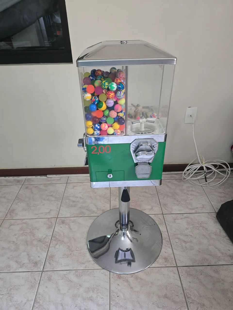 Oportunidade!! Máquina de bolinha pula pula ou chiclete com 4 compartimentos e tripé  - Foto 3