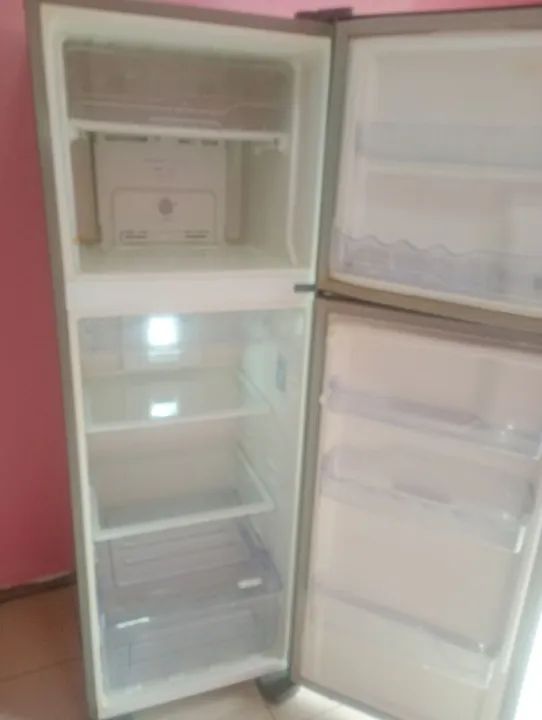 Vendo essa geladeira Electrolux frost free gelo seco - Foto 4