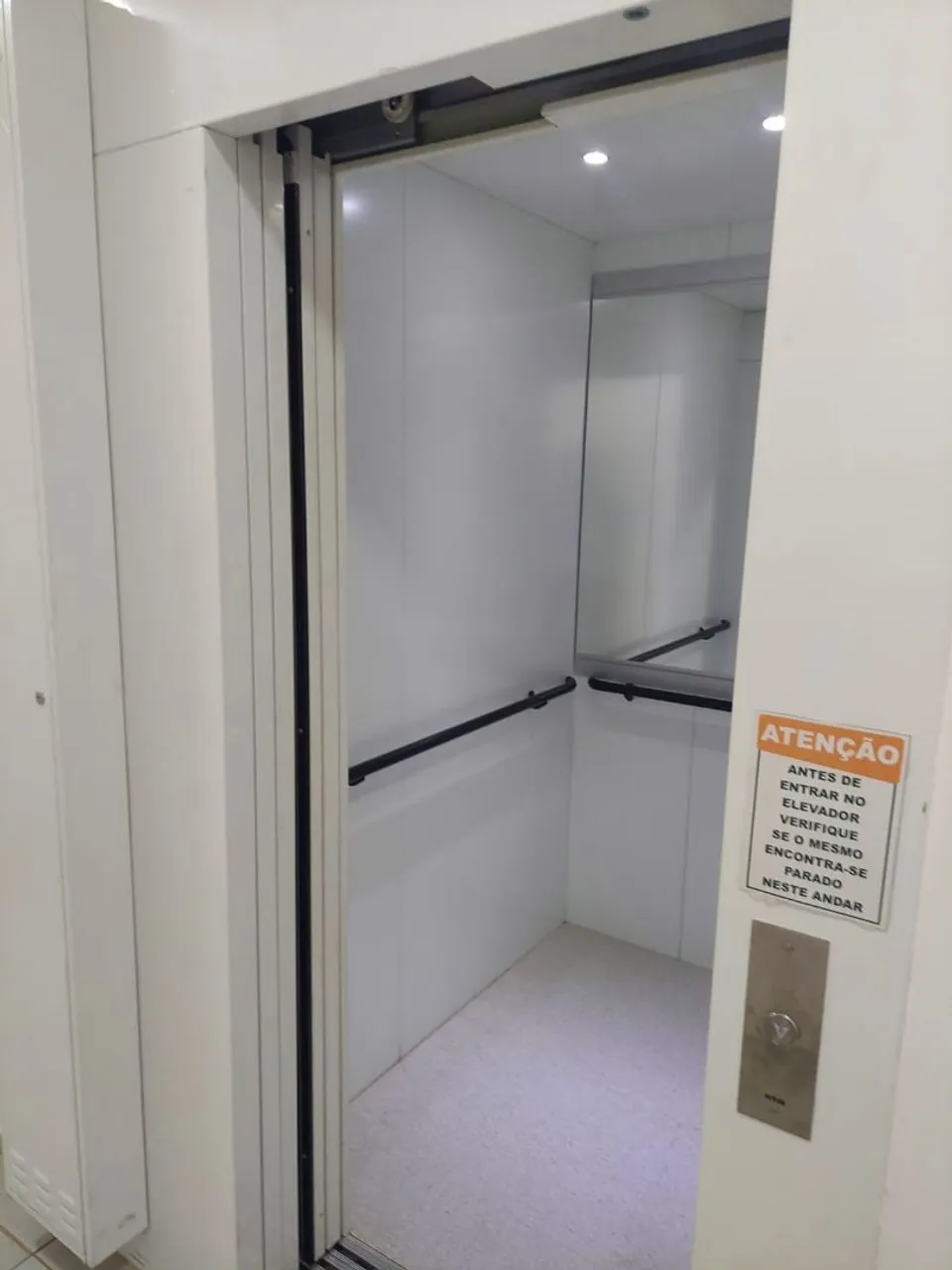 Aluga-se apartamento 2 dormitorios, com elevador.