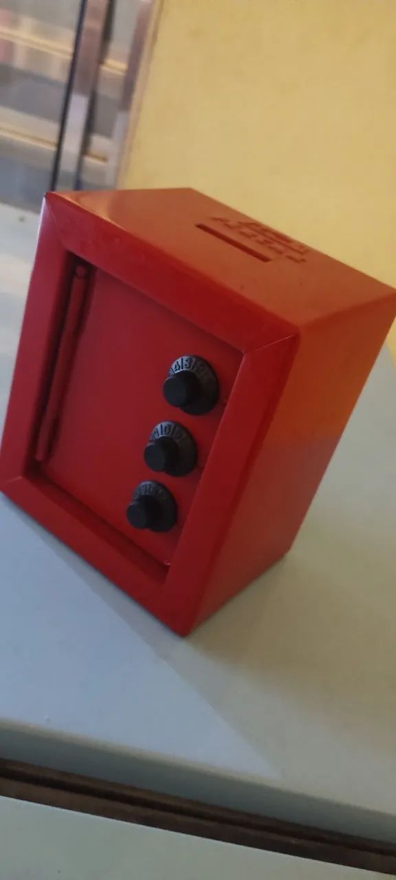 Mini Cofre Com Segredo Para Moedas e Notas Fercar