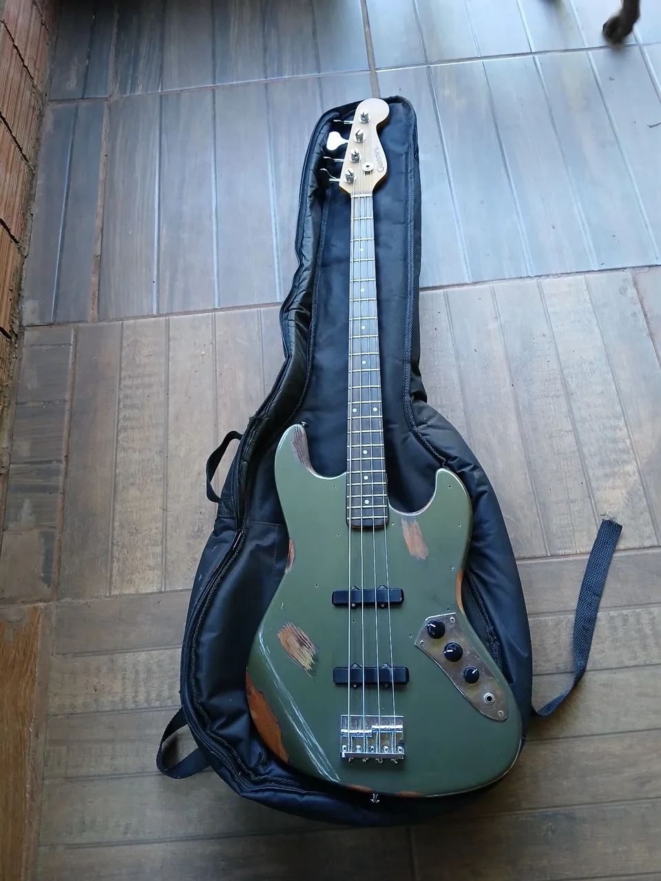 Baixo gianine stratossonic jb