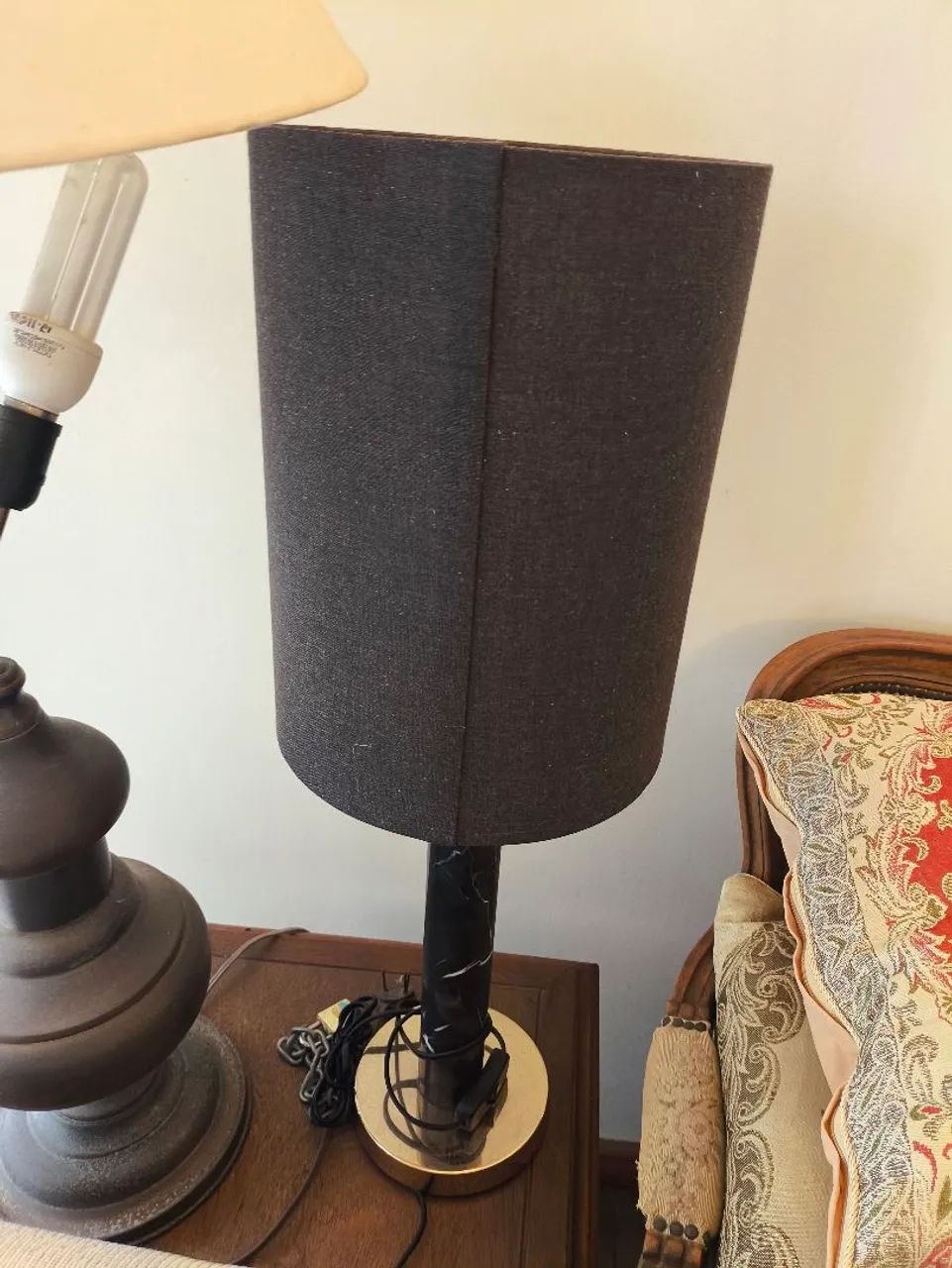 Abajur de mesa moderno com base marmoreada - Foto 2