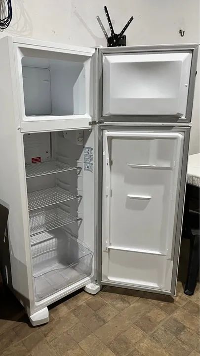 GELADEIRA ELECTROLUX SEM MARCAS DE USO 