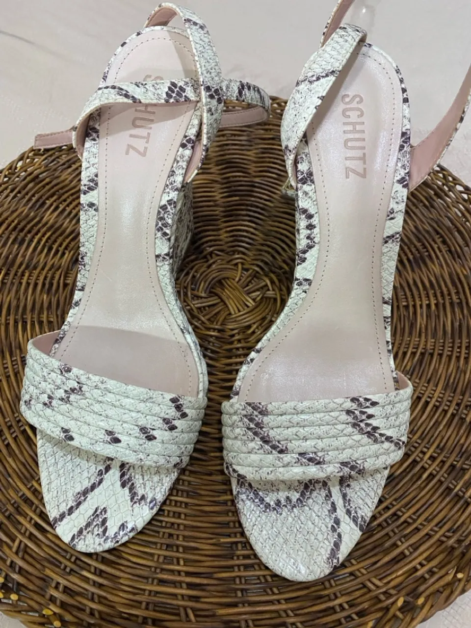 Sandália Schutz Couro Cobra - Elegância e Estilo!