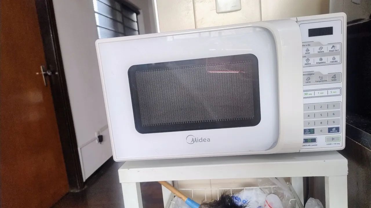 Microondas de 20 litros em bom estado 