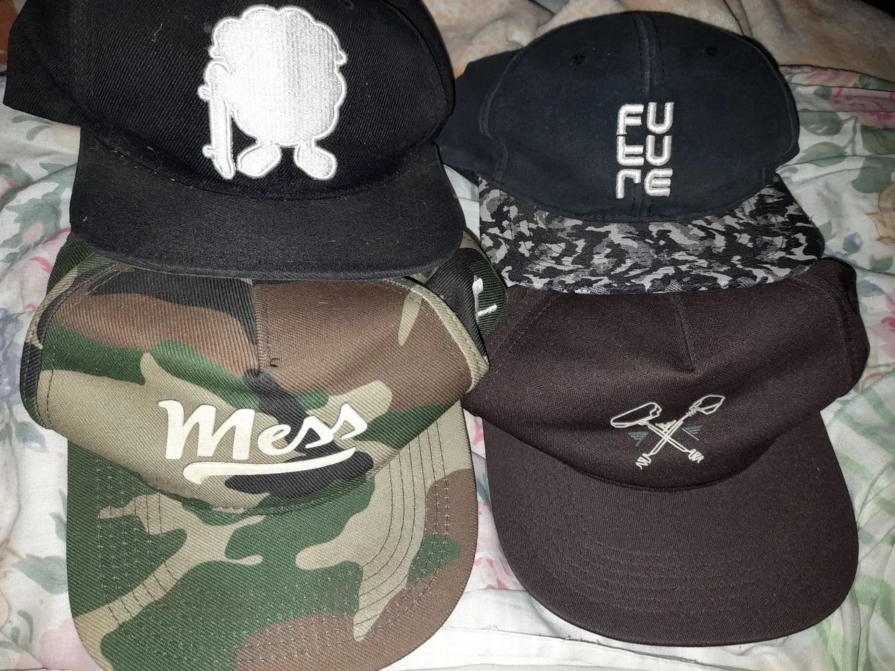 4 bonés (2 MESS LIFESTYLE, 1 FUTURE, 1 SWEEP)