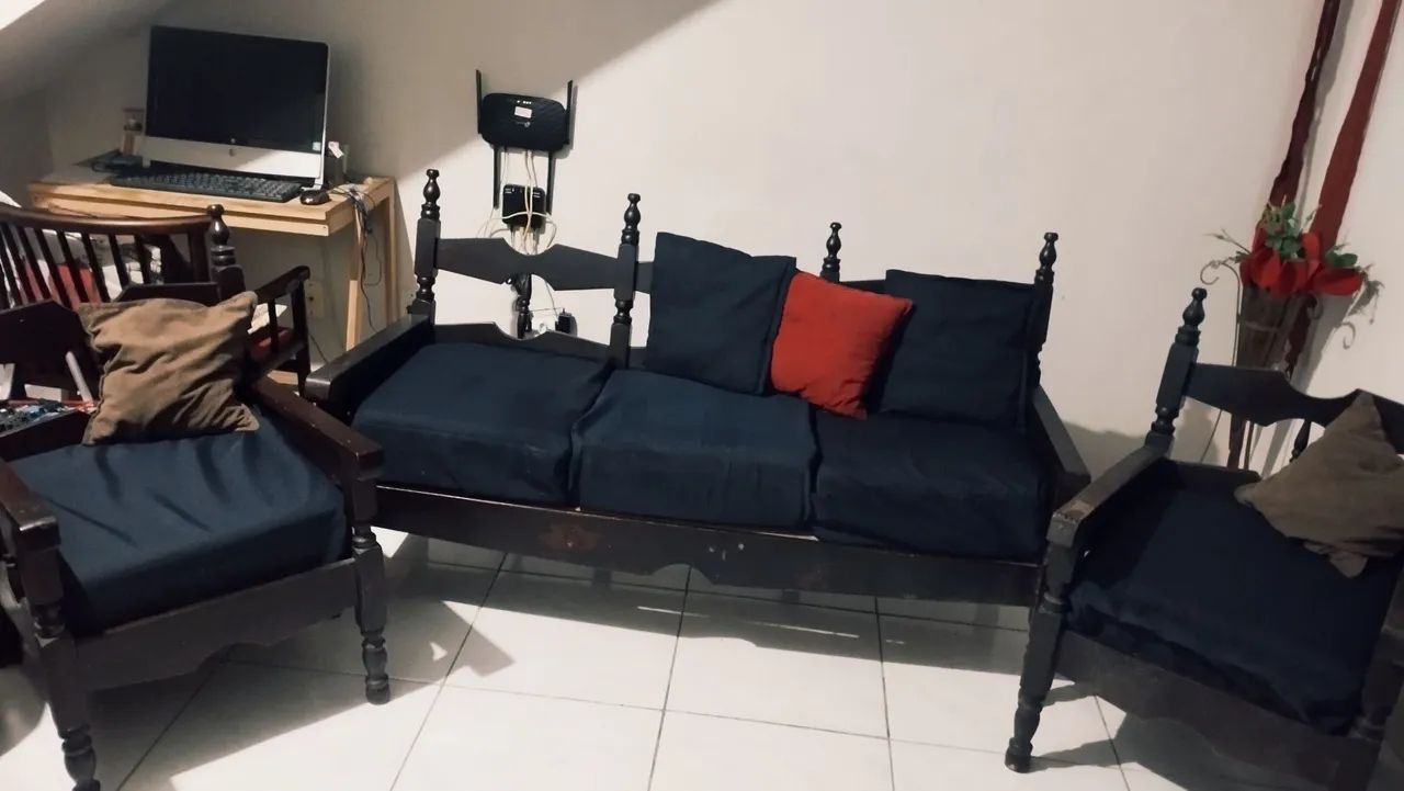 Vendo sofá madeira maciça 