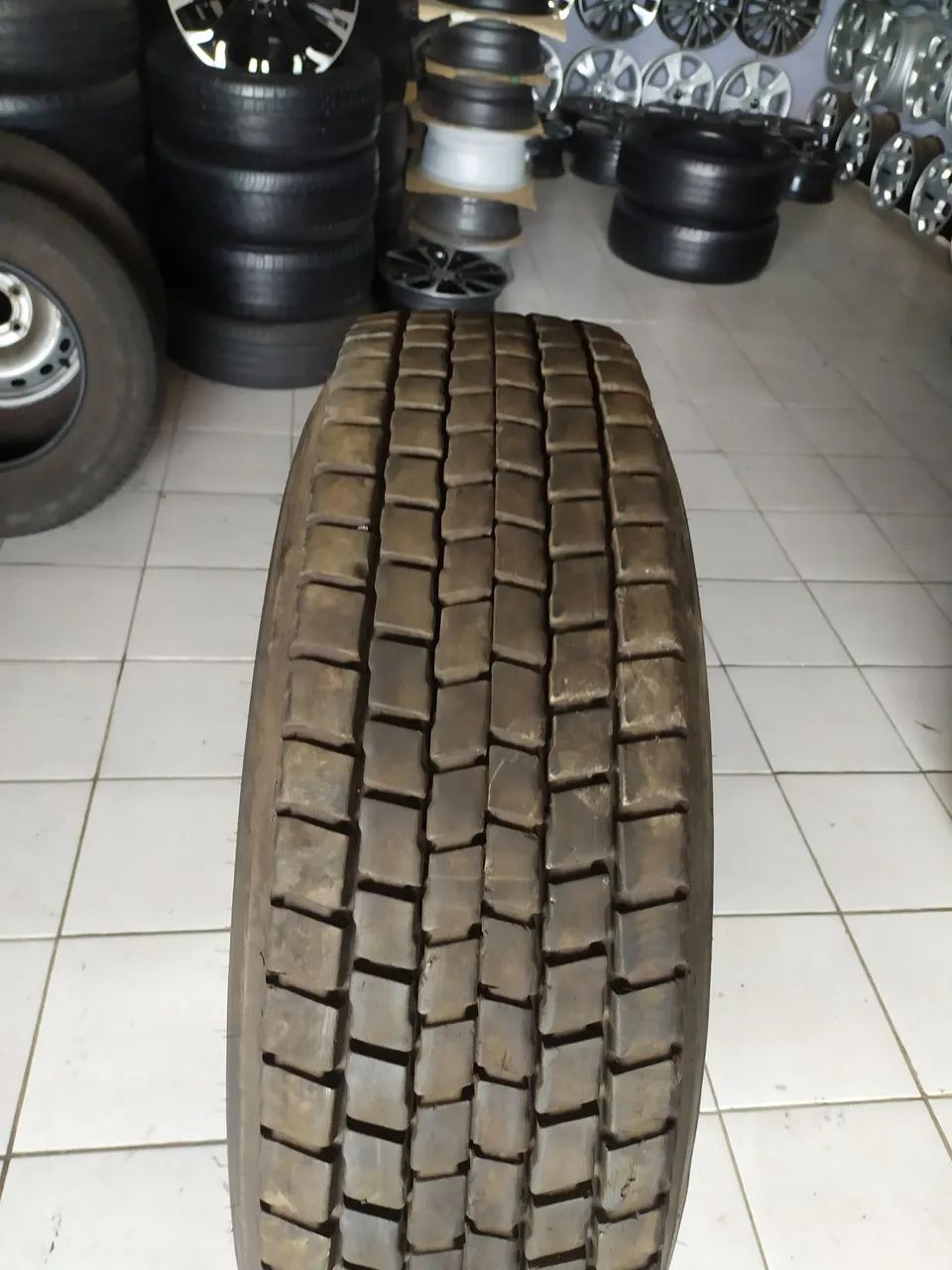 Pneu 295 /80 R 22.5 com roda seminovo - Foto 9