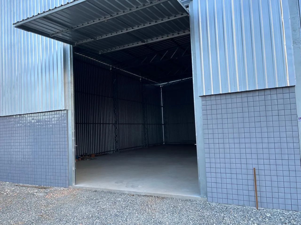 Alugo GALPÃO 360m2 integral ou parcial 180m2 - Foto 2