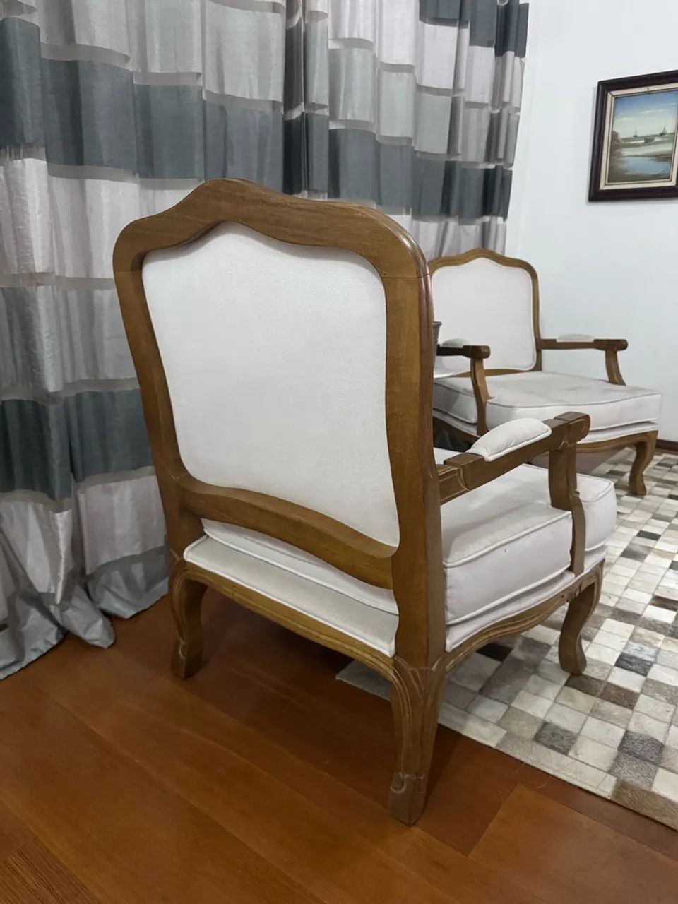 Par de Poltronas Clássicas de Madeira Estofadas - Foto 2