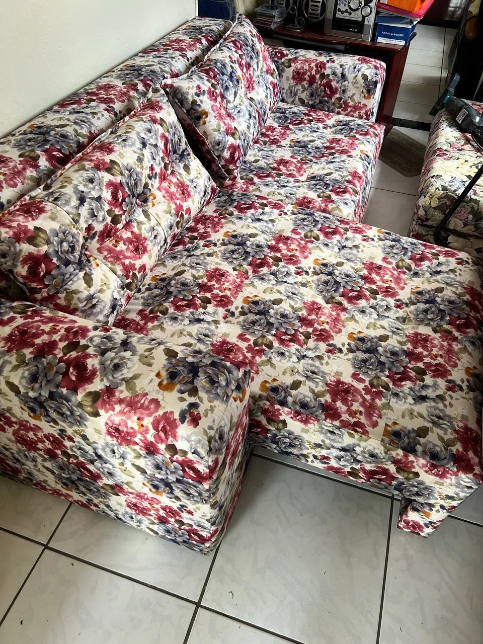 Vendo sofá cama espaçoso floral semi novo.. - Foto 2