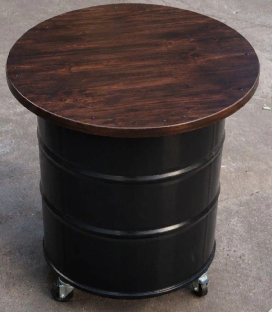 Mesa feita de tambor de ferro
