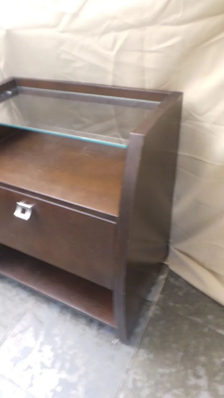 MESA DE CABECEIRA MADEIRA MACIÇA LOJA CASA SHOPING COM GAVETA E VIDRO - Foto 2