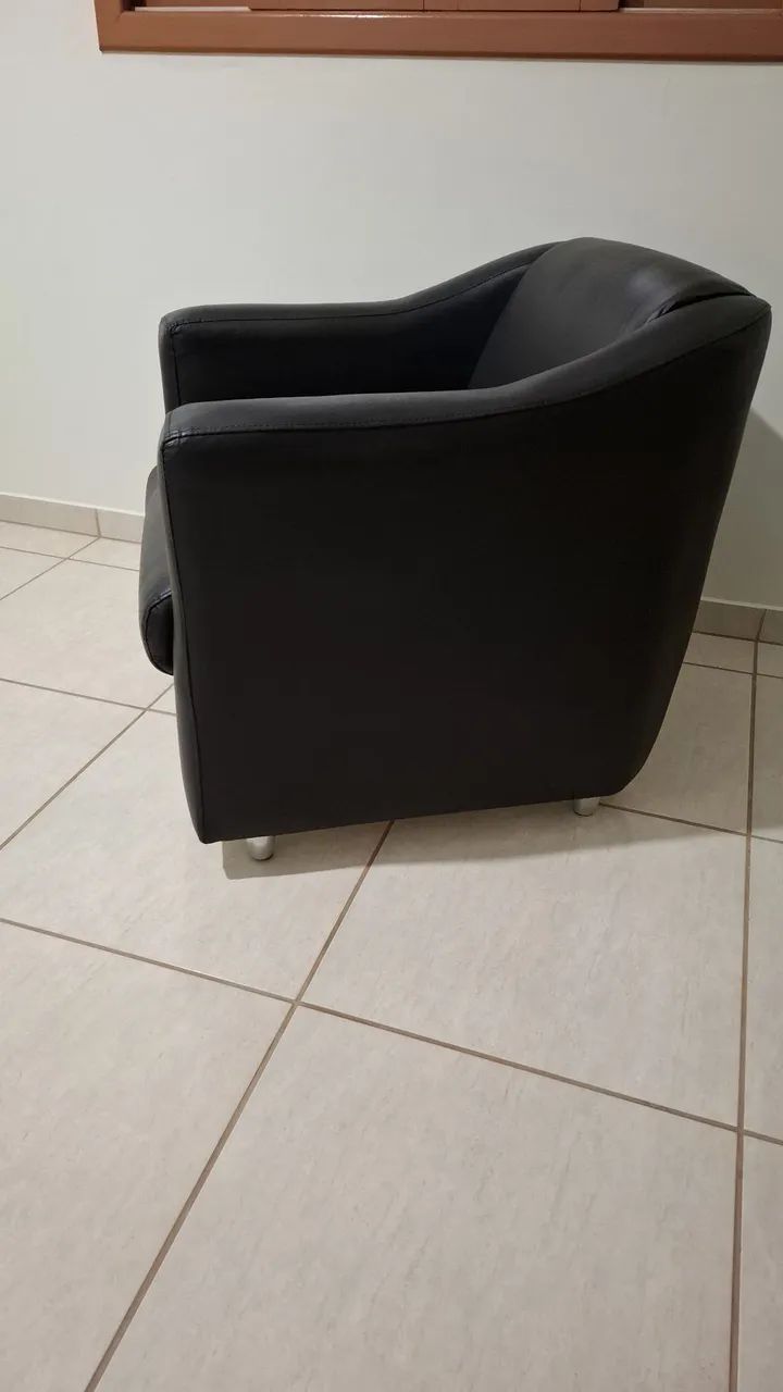 Vende-se Poltrona de Corino Preta - Foto 2