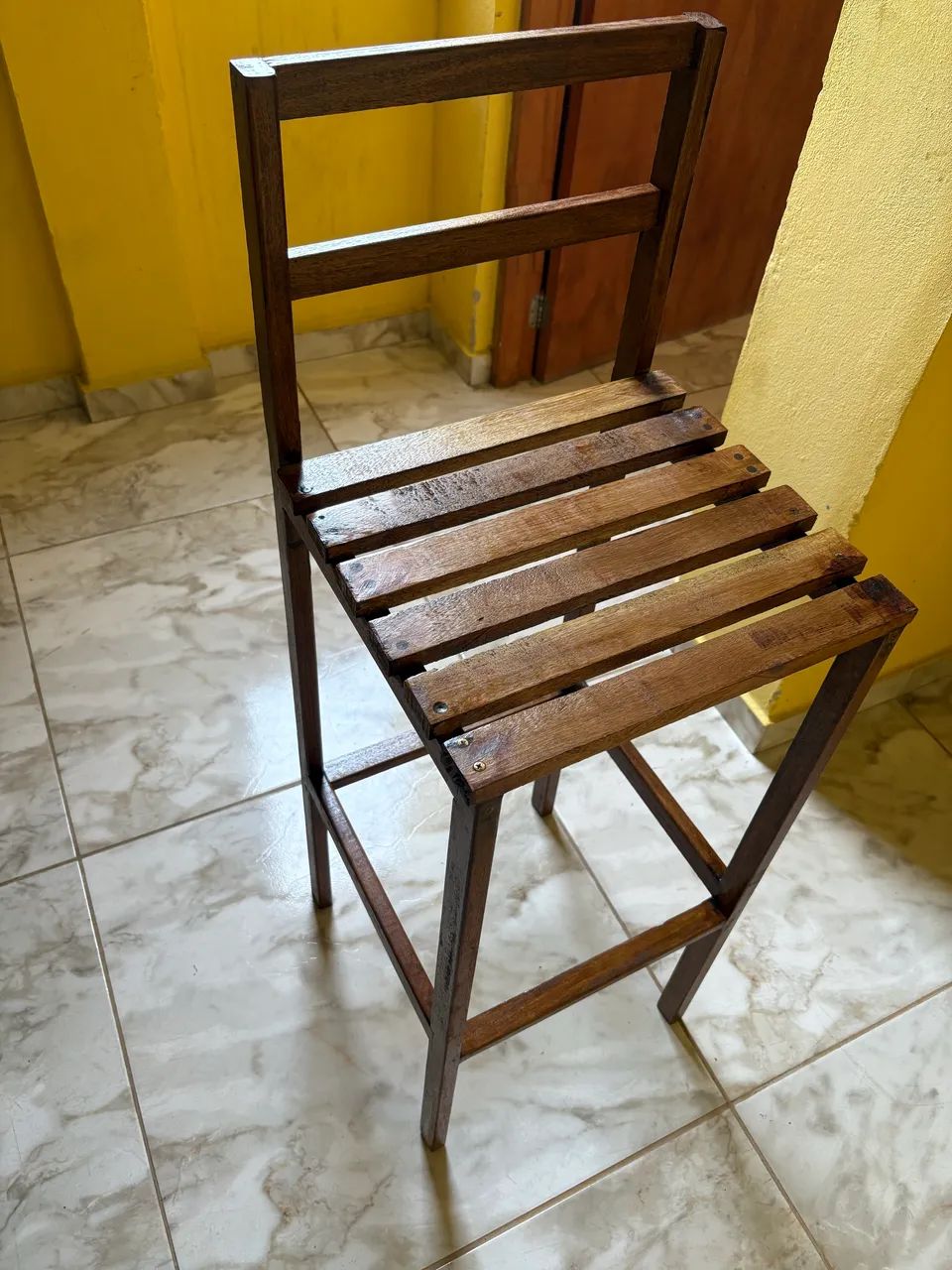 Banqueta de madeira com encosto  - Foto 2