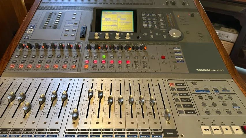 Mesa de Som Digital Tascam DM-3200