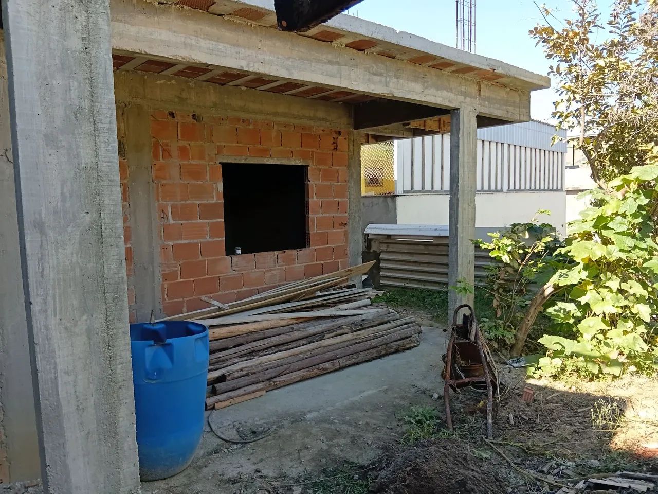 VENDO TERRENO COM UMA CASA PARA FINALIZAR 