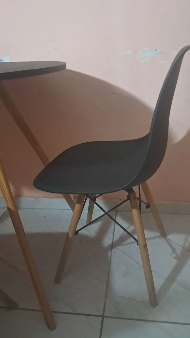 MESA COM DUAS CADEIRAS EMAES  - Foto 4