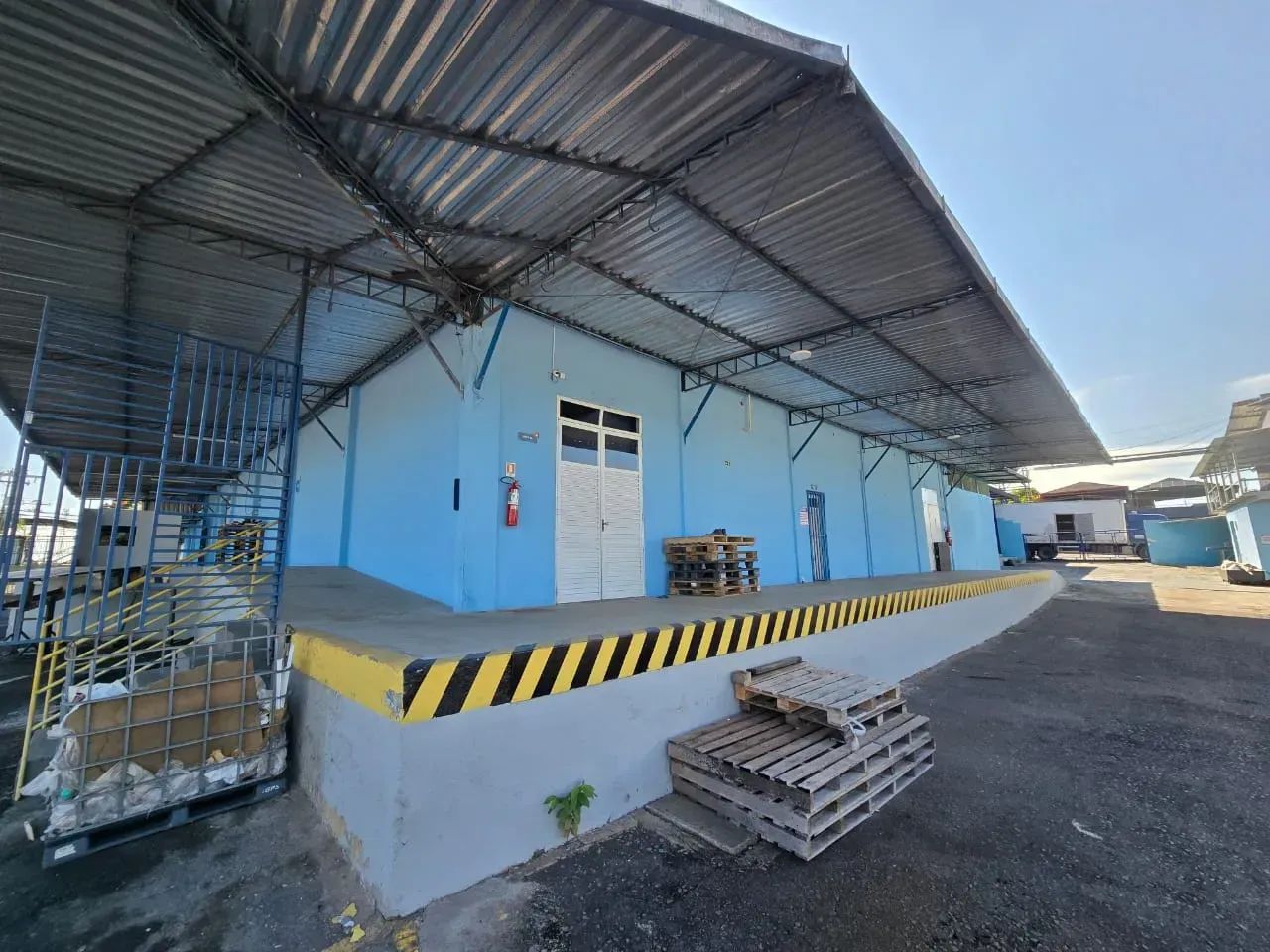 Alugo galpão com 3.300m2 em terreno de 15.000m2. Doca e +- 2.500m2 de Armazenagem. Compens