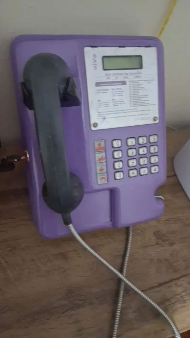 Aparelho telefônico orelhão retrô com chave  - Foto 2