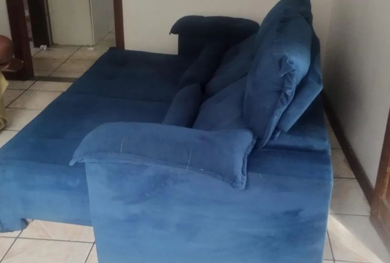 Sofá retrátil 2 lugares, na cor azul, 6 meses de uso praticamente novo.65580472913538121